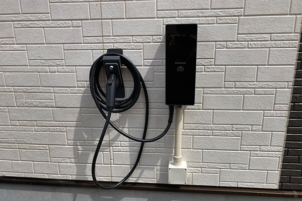 EV充電器本体および専用ホルダーの設置