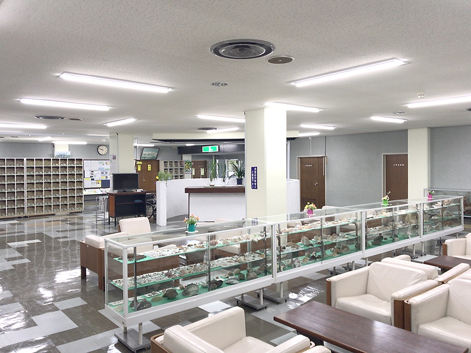 北海道千歳公民館様の1階ホールもLED照明に交換