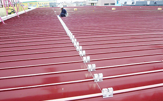 太陽光発電架台を折半屋根に設置 北海道千歳市